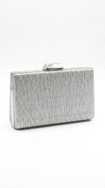Pochette de Soirée Argentée – Effet Métallique Froissé et Style Avant-Garde