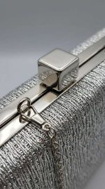 Pochette de Soirée Argentée – Effet Métallique Froissé et Style Avant-Garde