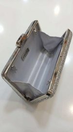 Pochette de Soirée Argentée – Effet Métallique Froissé et Style Avant-Garde