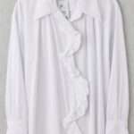 Chemise blanche élégante pour femme avec détails de volants sur le devant et les poignets