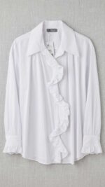 Chemise blanche élégante pour femme avec détails de volants sur le devant et les poignets