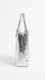 Sac à main argenté métalisé : découvrez ce mini sac chic à l'effet craquelé pour vos soirées. L'accessoire glamour par excellence, livraison disponible à Nador et au Maroc !