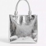 Sac à main argenté métalisé : découvrez ce mini sac chic à l'effet craquelé pour vos soirées. L'accessoire glamour par excellence, livraison disponible à Nador et au Maroc !