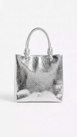 Sac à main argenté métalisé : découvrez ce mini sac chic à l'effet craquelé pour vos soirées. L'accessoire glamour par excellence, livraison disponible à Nador et au Maroc !