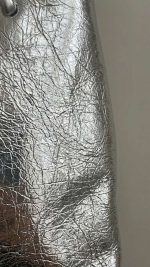 Sac à main argenté métalisé : découvrez ce mini sac chic à l'effet craquelé pour vos soirées. L'accessoire glamour par excellence, livraison disponible à Nador et au Maroc !
