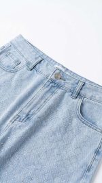 Jean Large Bleu Ciel à Strass Losanges – Fraîcheur Denim et Éclat Glamour