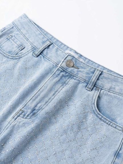 Jean Large Bleu Ciel à Strass Losanges – Fraîcheur Denim et Éclat Glamour