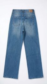 Jean Droit Bleu à Double Bouton – Coupe Sculptante et Style Intemporel