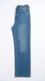 Jean Droit Bleu à Double Bouton – Coupe Sculptante et Style Intemporel