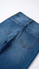 Jean Droit Bleu Foncé à Double Bouton – Élégance Brute et Coupe Sculptante