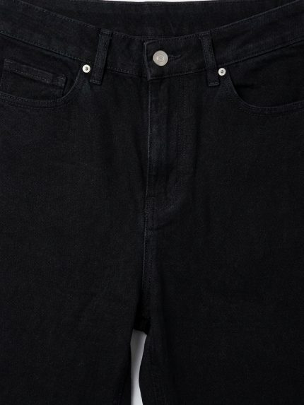 Jean Droit Noir – Le Basique Élégant et Intemporel