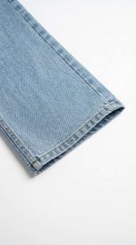 Jean Large Bleu Clair avec Ceinture – Couture Centrale et Confort Absolu