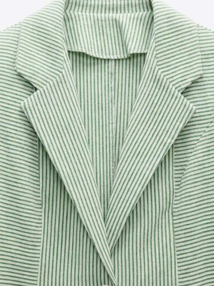 Blazer Rayé Vert et Blanc – Fraîcheur Estivale et Élégance Dynamique