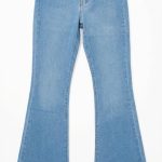 Jean Bootcut Bleu Clair – La Touche Rétro-Chic Quotidienne