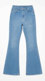 Jean Bootcut Bleu Clair – La Touche Rétro-Chic Quotidienne