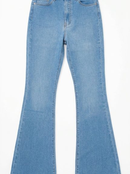 Jean Bootcut Bleu Clair – La Touche Rétro-Chic Quotidienne