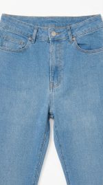 Jean Bootcut Bleu Clair – La Touche Rétro-Chic Quotidienne