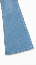 Jean Bootcut Bleu Clair – La Touche Rétro-Chic Quotidienne