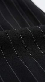 Pantalon Noir à Fines Rayures – L'Élégance Tailleur et Silhouette Allongée