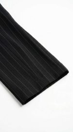 Pantalon Noir à Fines Rayures – L'Élégance Tailleur et Silhouette Allongée – Image 5