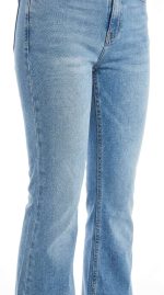 Jean Flare Bleu Clair – Coupe Évasée et Délavage Lumineux