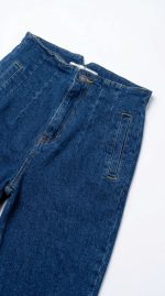 Jean Taille Haute Bleu Foncé – Coupe Structurée et Détails Élégants