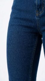 Jean Taille Haute Bleu Foncé – Coupe Structurée et Détails Élégants