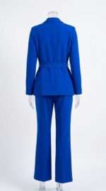Ensemble Tailleur Bleu Roi Deux Pièces – Élégance Audacieuse et Allure Structurée