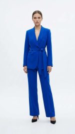 Ensemble Tailleur Bleu Roi Deux Pièces – Élégance Audacieuse et Allure Structurée