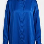 Chemise en satin bleu roi fluide avec col classique et manches longues vue de face