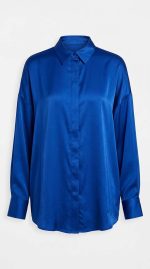 Chemise en satin bleu roi fluide avec col classique et manches longues vue de face