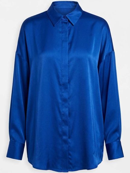 Chemise en satin bleu roi fluide avec col classique et manches longues vue de face