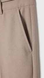 Pantalon Beige avec Ceinture – Élégance Neutre et Coupe Structurée