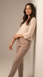 Pantalon Beige avec Ceinture – Élégance Neutre et Coupe Structurée