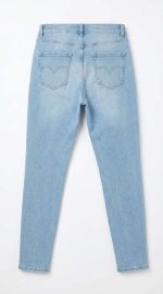 La Fraîcheur du Denim Rétro Faites entrer la lumière dans votre garde-robe avec notre superbe jean mom bleu clair. Véritable incontournable du vestiaire féminin, cette pièce s'inspire de l'esthétique décontractée des années 90 tout en s'adaptant parfaitement aux tendances actuelles. Sa teinte claire et lumineuse apporte une véritable bouffée de fraîcheur, idéale pour adoucir vos tenues printanières et estivales. Conçu pour la femme marocaine qui recherche un pantalon facile à vivre, capable d'allier un style affirmé à une totale liberté de mouvement, ce jean est l'allié idéal de vos journées ensoleillées à Nador. Une Silhouette Sublimée et Relax Ce modèle se distingue par sa structure flatteuse qui s'adapte généreusement à toutes les morphologies : Coupe "Mom" Emblématique : Légèrement ample au niveau du bassin et des cuisses, ce jean mom bleu clair se fusèle délicatement vers le bas de la jambe, offrant une allure décontractée, féminine et infiniment confortable. Taille Haute et Maintien : Il emboîte parfaitement le ventre et les hanches, soulignant la taille de manière élégante et assurant un maintien rassurant tout au long de la journée. Délavage Lumineux : Sa belle toile bleu clair unie et sans fioritures capte la lumière et se marie à merveille avec les couleurs pastel, neutres ou vives de votre dressing. Comment porter votre Jean Mom Bleu Clair ? Le jean mom bleu clair excelle dans l'art de la polyvalence estivale. Pour une tenue de jour 100% fraîcheur, associez-le à un t-shirt blanc basique ou un top coloré (comme notre chemise satinée bleu roi pour un beau contraste), rentré à l'intérieur de la ceinture, et chaussez vos baskets favorites. Vous souhaitez "chic-iser" votre tenue pour une sortie en fin de journée ? Portez ce jean mom bleu clair avec une chemise fluide (comme notre chemise blanche à paillettes), ajoutez une belle ceinture fine pour marquer davantage la taille, et hissez-vous sur une paire de sandales à talons ou de mocassins !