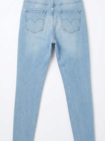 La Fraîcheur du Denim Rétro Faites entrer la lumière dans votre garde-robe avec notre superbe jean mom bleu clair. Véritable incontournable du vestiaire féminin, cette pièce s'inspire de l'esthétique décontractée des années 90 tout en s'adaptant parfaitement aux tendances actuelles. Sa teinte claire et lumineuse apporte une véritable bouffée de fraîcheur, idéale pour adoucir vos tenues printanières et estivales. Conçu pour la femme marocaine qui recherche un pantalon facile à vivre, capable d'allier un style affirmé à une totale liberté de mouvement, ce jean est l'allié idéal de vos journées ensoleillées à Nador. Une Silhouette Sublimée et Relax Ce modèle se distingue par sa structure flatteuse qui s'adapte généreusement à toutes les morphologies : Coupe "Mom" Emblématique : Légèrement ample au niveau du bassin et des cuisses, ce jean mom bleu clair se fusèle délicatement vers le bas de la jambe, offrant une allure décontractée, féminine et infiniment confortable. Taille Haute et Maintien : Il emboîte parfaitement le ventre et les hanches, soulignant la taille de manière élégante et assurant un maintien rassurant tout au long de la journée. Délavage Lumineux : Sa belle toile bleu clair unie et sans fioritures capte la lumière et se marie à merveille avec les couleurs pastel, neutres ou vives de votre dressing. Comment porter votre Jean Mom Bleu Clair ? Le jean mom bleu clair excelle dans l'art de la polyvalence estivale. Pour une tenue de jour 100% fraîcheur, associez-le à un t-shirt blanc basique ou un top coloré (comme notre chemise satinée bleu roi pour un beau contraste), rentré à l'intérieur de la ceinture, et chaussez vos baskets favorites. Vous souhaitez "chic-iser" votre tenue pour une sortie en fin de journée ? Portez ce jean mom bleu clair avec une chemise fluide (comme notre chemise blanche à paillettes), ajoutez une belle ceinture fine pour marquer davantage la taille, et hissez-vous sur une paire de sandales à talons ou de mocassins !
