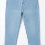 La Fraîcheur du Denim Rétro Faites entrer la lumière dans votre garde-robe avec notre superbe jean mom bleu clair. Véritable incontournable du vestiaire féminin, cette pièce s'inspire de l'esthétique décontractée des années 90 tout en s'adaptant parfaitement aux tendances actuelles. Sa teinte claire et lumineuse apporte une véritable bouffée de fraîcheur, idéale pour adoucir vos tenues printanières et estivales. Conçu pour la femme marocaine qui recherche un pantalon facile à vivre, capable d'allier un style affirmé à une totale liberté de mouvement, ce jean est l'allié idéal de vos journées ensoleillées à Nador. Une Silhouette Sublimée et Relax Ce modèle se distingue par sa structure flatteuse qui s'adapte généreusement à toutes les morphologies : Coupe "Mom" Emblématique : Légèrement ample au niveau du bassin et des cuisses, ce jean mom bleu clair se fusèle délicatement vers le bas de la jambe, offrant une allure décontractée, féminine et infiniment confortable. Taille Haute et Maintien : Il emboîte parfaitement le ventre et les hanches, soulignant la taille de manière élégante et assurant un maintien rassurant tout au long de la journée. Délavage Lumineux : Sa belle toile bleu clair unie et sans fioritures capte la lumière et se marie à merveille avec les couleurs pastel, neutres ou vives de votre dressing. Comment porter votre Jean Mom Bleu Clair ? Le jean mom bleu clair excelle dans l'art de la polyvalence estivale. Pour une tenue de jour 100% fraîcheur, associez-le à un t-shirt blanc basique ou un top coloré (comme notre chemise satinée bleu roi pour un beau contraste), rentré à l'intérieur de la ceinture, et chaussez vos baskets favorites. Vous souhaitez "chic-iser" votre tenue pour une sortie en fin de journée ? Portez ce jean mom bleu clair avec une chemise fluide (comme notre chemise blanche à paillettes), ajoutez une belle ceinture fine pour marquer davantage la taille, et hissez-vous sur une paire de sandales à talons ou de mocassins !