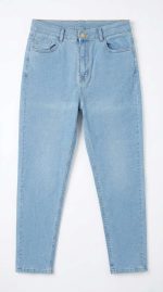 La Fraîcheur du Denim Rétro Faites entrer la lumière dans votre garde-robe avec notre superbe jean mom bleu clair. Véritable incontournable du vestiaire féminin, cette pièce s'inspire de l'esthétique décontractée des années 90 tout en s'adaptant parfaitement aux tendances actuelles. Sa teinte claire et lumineuse apporte une véritable bouffée de fraîcheur, idéale pour adoucir vos tenues printanières et estivales. Conçu pour la femme marocaine qui recherche un pantalon facile à vivre, capable d'allier un style affirmé à une totale liberté de mouvement, ce jean est l'allié idéal de vos journées ensoleillées à Nador. Une Silhouette Sublimée et Relax Ce modèle se distingue par sa structure flatteuse qui s'adapte généreusement à toutes les morphologies : Coupe "Mom" Emblématique : Légèrement ample au niveau du bassin et des cuisses, ce jean mom bleu clair se fusèle délicatement vers le bas de la jambe, offrant une allure décontractée, féminine et infiniment confortable. Taille Haute et Maintien : Il emboîte parfaitement le ventre et les hanches, soulignant la taille de manière élégante et assurant un maintien rassurant tout au long de la journée. Délavage Lumineux : Sa belle toile bleu clair unie et sans fioritures capte la lumière et se marie à merveille avec les couleurs pastel, neutres ou vives de votre dressing. Comment porter votre Jean Mom Bleu Clair ? Le jean mom bleu clair excelle dans l'art de la polyvalence estivale. Pour une tenue de jour 100% fraîcheur, associez-le à un t-shirt blanc basique ou un top coloré (comme notre chemise satinée bleu roi pour un beau contraste), rentré à l'intérieur de la ceinture, et chaussez vos baskets favorites. Vous souhaitez "chic-iser" votre tenue pour une sortie en fin de journée ? Portez ce jean mom bleu clair avec une chemise fluide (comme notre chemise blanche à paillettes), ajoutez une belle ceinture fine pour marquer davantage la taille, et hissez-vous sur une paire de sandales à talons ou de mocassins !