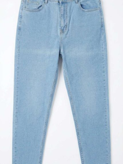 La Fraîcheur du Denim Rétro Faites entrer la lumière dans votre garde-robe avec notre superbe jean mom bleu clair. Véritable incontournable du vestiaire féminin, cette pièce s'inspire de l'esthétique décontractée des années 90 tout en s'adaptant parfaitement aux tendances actuelles. Sa teinte claire et lumineuse apporte une véritable bouffée de fraîcheur, idéale pour adoucir vos tenues printanières et estivales. Conçu pour la femme marocaine qui recherche un pantalon facile à vivre, capable d'allier un style affirmé à une totale liberté de mouvement, ce jean est l'allié idéal de vos journées ensoleillées à Nador. Une Silhouette Sublimée et Relax Ce modèle se distingue par sa structure flatteuse qui s'adapte généreusement à toutes les morphologies : Coupe "Mom" Emblématique : Légèrement ample au niveau du bassin et des cuisses, ce jean mom bleu clair se fusèle délicatement vers le bas de la jambe, offrant une allure décontractée, féminine et infiniment confortable. Taille Haute et Maintien : Il emboîte parfaitement le ventre et les hanches, soulignant la taille de manière élégante et assurant un maintien rassurant tout au long de la journée. Délavage Lumineux : Sa belle toile bleu clair unie et sans fioritures capte la lumière et se marie à merveille avec les couleurs pastel, neutres ou vives de votre dressing. Comment porter votre Jean Mom Bleu Clair ? Le jean mom bleu clair excelle dans l'art de la polyvalence estivale. Pour une tenue de jour 100% fraîcheur, associez-le à un t-shirt blanc basique ou un top coloré (comme notre chemise satinée bleu roi pour un beau contraste), rentré à l'intérieur de la ceinture, et chaussez vos baskets favorites. Vous souhaitez "chic-iser" votre tenue pour une sortie en fin de journée ? Portez ce jean mom bleu clair avec une chemise fluide (comme notre chemise blanche à paillettes), ajoutez une belle ceinture fine pour marquer davantage la taille, et hissez-vous sur une paire de sandales à talons ou de mocassins !