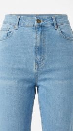 La Fraîcheur du Denim Rétro Faites entrer la lumière dans votre garde-robe avec notre superbe jean mom bleu clair. Véritable incontournable du vestiaire féminin, cette pièce s'inspire de l'esthétique décontractée des années 90 tout en s'adaptant parfaitement aux tendances actuelles. Sa teinte claire et lumineuse apporte une véritable bouffée de fraîcheur, idéale pour adoucir vos tenues printanières et estivales. Conçu pour la femme marocaine qui recherche un pantalon facile à vivre, capable d'allier un style affirmé à une totale liberté de mouvement, ce jean est l'allié idéal de vos journées ensoleillées à Nador. Une Silhouette Sublimée et Relax Ce modèle se distingue par sa structure flatteuse qui s'adapte généreusement à toutes les morphologies : Coupe "Mom" Emblématique : Légèrement ample au niveau du bassin et des cuisses, ce jean mom bleu clair se fusèle délicatement vers le bas de la jambe, offrant une allure décontractée, féminine et infiniment confortable. Taille Haute et Maintien : Il emboîte parfaitement le ventre et les hanches, soulignant la taille de manière élégante et assurant un maintien rassurant tout au long de la journée. Délavage Lumineux : Sa belle toile bleu clair unie et sans fioritures capte la lumière et se marie à merveille avec les couleurs pastel, neutres ou vives de votre dressing. Comment porter votre Jean Mom Bleu Clair ? Le jean mom bleu clair excelle dans l'art de la polyvalence estivale. Pour une tenue de jour 100% fraîcheur, associez-le à un t-shirt blanc basique ou un top coloré (comme notre chemise satinée bleu roi pour un beau contraste), rentré à l'intérieur de la ceinture, et chaussez vos baskets favorites. Vous souhaitez "chic-iser" votre tenue pour une sortie en fin de journée ? Portez ce jean mom bleu clair avec une chemise fluide (comme notre chemise blanche à paillettes), ajoutez une belle ceinture fine pour marquer davantage la taille, et hissez-vous sur une paire de sandales à talons ou de mocassins !