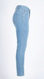 La Fraîcheur du Denim Rétro Faites entrer la lumière dans votre garde-robe avec notre superbe jean mom bleu clair. Véritable incontournable du vestiaire féminin, cette pièce s'inspire de l'esthétique décontractée des années 90 tout en s'adaptant parfaitement aux tendances actuelles. Sa teinte claire et lumineuse apporte une véritable bouffée de fraîcheur, idéale pour adoucir vos tenues printanières et estivales. Conçu pour la femme marocaine qui recherche un pantalon facile à vivre, capable d'allier un style affirmé à une totale liberté de mouvement, ce jean est l'allié idéal de vos journées ensoleillées à Nador. Une Silhouette Sublimée et Relax Ce modèle se distingue par sa structure flatteuse qui s'adapte généreusement à toutes les morphologies : Coupe "Mom" Emblématique : Légèrement ample au niveau du bassin et des cuisses, ce jean mom bleu clair se fusèle délicatement vers le bas de la jambe, offrant une allure décontractée, féminine et infiniment confortable. Taille Haute et Maintien : Il emboîte parfaitement le ventre et les hanches, soulignant la taille de manière élégante et assurant un maintien rassurant tout au long de la journée. Délavage Lumineux : Sa belle toile bleu clair unie et sans fioritures capte la lumière et se marie à merveille avec les couleurs pastel, neutres ou vives de votre dressing. Comment porter votre Jean Mom Bleu Clair ? Le jean mom bleu clair excelle dans l'art de la polyvalence estivale. Pour une tenue de jour 100% fraîcheur, associez-le à un t-shirt blanc basique ou un top coloré (comme notre chemise satinée bleu roi pour un beau contraste), rentré à l'intérieur de la ceinture, et chaussez vos baskets favorites. Vous souhaitez "chic-iser" votre tenue pour une sortie en fin de journée ? Portez ce jean mom bleu clair avec une chemise fluide (comme notre chemise blanche à paillettes), ajoutez une belle ceinture fine pour marquer davantage la taille, et hissez-vous sur une paire de sandales à talons ou de mocassins !