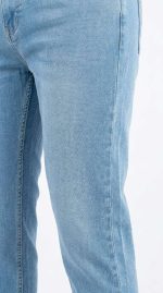 La Fraîcheur du Denim Rétro Faites entrer la lumière dans votre garde-robe avec notre superbe jean mom bleu clair. Véritable incontournable du vestiaire féminin, cette pièce s'inspire de l'esthétique décontractée des années 90 tout en s'adaptant parfaitement aux tendances actuelles. Sa teinte claire et lumineuse apporte une véritable bouffée de fraîcheur, idéale pour adoucir vos tenues printanières et estivales. Conçu pour la femme marocaine qui recherche un pantalon facile à vivre, capable d'allier un style affirmé à une totale liberté de mouvement, ce jean est l'allié idéal de vos journées ensoleillées à Nador. Une Silhouette Sublimée et Relax Ce modèle se distingue par sa structure flatteuse qui s'adapte généreusement à toutes les morphologies : Coupe "Mom" Emblématique : Légèrement ample au niveau du bassin et des cuisses, ce jean mom bleu clair se fusèle délicatement vers le bas de la jambe, offrant une allure décontractée, féminine et infiniment confortable. Taille Haute et Maintien : Il emboîte parfaitement le ventre et les hanches, soulignant la taille de manière élégante et assurant un maintien rassurant tout au long de la journée. Délavage Lumineux : Sa belle toile bleu clair unie et sans fioritures capte la lumière et se marie à merveille avec les couleurs pastel, neutres ou vives de votre dressing. Comment porter votre Jean Mom Bleu Clair ? Le jean mom bleu clair excelle dans l'art de la polyvalence estivale. Pour une tenue de jour 100% fraîcheur, associez-le à un t-shirt blanc basique ou un top coloré (comme notre chemise satinée bleu roi pour un beau contraste), rentré à l'intérieur de la ceinture, et chaussez vos baskets favorites. Vous souhaitez "chic-iser" votre tenue pour une sortie en fin de journée ? Portez ce jean mom bleu clair avec une chemise fluide (comme notre chemise blanche à paillettes), ajoutez une belle ceinture fine pour marquer davantage la taille, et hissez-vous sur une paire de sandales à talons ou de mocassins !