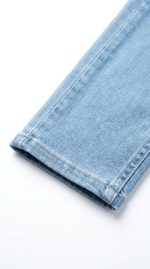 La Fraîcheur du Denim Rétro Faites entrer la lumière dans votre garde-robe avec notre superbe jean mom bleu clair. Véritable incontournable du vestiaire féminin, cette pièce s'inspire de l'esthétique décontractée des années 90 tout en s'adaptant parfaitement aux tendances actuelles. Sa teinte claire et lumineuse apporte une véritable bouffée de fraîcheur, idéale pour adoucir vos tenues printanières et estivales. Conçu pour la femme marocaine qui recherche un pantalon facile à vivre, capable d'allier un style affirmé à une totale liberté de mouvement, ce jean est l'allié idéal de vos journées ensoleillées à Nador. Une Silhouette Sublimée et Relax Ce modèle se distingue par sa structure flatteuse qui s'adapte généreusement à toutes les morphologies : Coupe "Mom" Emblématique : Légèrement ample au niveau du bassin et des cuisses, ce jean mom bleu clair se fusèle délicatement vers le bas de la jambe, offrant une allure décontractée, féminine et infiniment confortable. Taille Haute et Maintien : Il emboîte parfaitement le ventre et les hanches, soulignant la taille de manière élégante et assurant un maintien rassurant tout au long de la journée. Délavage Lumineux : Sa belle toile bleu clair unie et sans fioritures capte la lumière et se marie à merveille avec les couleurs pastel, neutres ou vives de votre dressing. Comment porter votre Jean Mom Bleu Clair ? Le jean mom bleu clair excelle dans l'art de la polyvalence estivale. Pour une tenue de jour 100% fraîcheur, associez-le à un t-shirt blanc basique ou un top coloré (comme notre chemise satinée bleu roi pour un beau contraste), rentré à l'intérieur de la ceinture, et chaussez vos baskets favorites. Vous souhaitez "chic-iser" votre tenue pour une sortie en fin de journée ? Portez ce jean mom bleu clair avec une chemise fluide (comme notre chemise blanche à paillettes), ajoutez une belle ceinture fine pour marquer davantage la taille, et hissez-vous sur une paire de sandales à talons ou de mocassins !