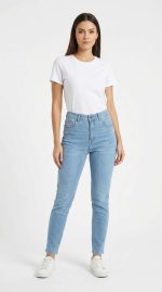 La Fraîcheur du Denim Rétro Faites entrer la lumière dans votre garde-robe avec notre superbe jean mom bleu clair. Véritable incontournable du vestiaire féminin, cette pièce s'inspire de l'esthétique décontractée des années 90 tout en s'adaptant parfaitement aux tendances actuelles. Sa teinte claire et lumineuse apporte une véritable bouffée de fraîcheur, idéale pour adoucir vos tenues printanières et estivales. Conçu pour la femme marocaine qui recherche un pantalon facile à vivre, capable d'allier un style affirmé à une totale liberté de mouvement, ce jean est l'allié idéal de vos journées ensoleillées à Nador. Une Silhouette Sublimée et Relax Ce modèle se distingue par sa structure flatteuse qui s'adapte généreusement à toutes les morphologies : Coupe "Mom" Emblématique : Légèrement ample au niveau du bassin et des cuisses, ce jean mom bleu clair se fusèle délicatement vers le bas de la jambe, offrant une allure décontractée, féminine et infiniment confortable. Taille Haute et Maintien : Il emboîte parfaitement le ventre et les hanches, soulignant la taille de manière élégante et assurant un maintien rassurant tout au long de la journée. Délavage Lumineux : Sa belle toile bleu clair unie et sans fioritures capte la lumière et se marie à merveille avec les couleurs pastel, neutres ou vives de votre dressing. Comment porter votre Jean Mom Bleu Clair ? Le jean mom bleu clair excelle dans l'art de la polyvalence estivale. Pour une tenue de jour 100% fraîcheur, associez-le à un t-shirt blanc basique ou un top coloré (comme notre chemise satinée bleu roi pour un beau contraste), rentré à l'intérieur de la ceinture, et chaussez vos baskets favorites. Vous souhaitez "chic-iser" votre tenue pour une sortie en fin de journée ? Portez ce jean mom bleu clair avec une chemise fluide (comme notre chemise blanche à paillettes), ajoutez une belle ceinture fine pour marquer davantage la taille, et hissez-vous sur une paire de sandales à talons ou de mocassins !