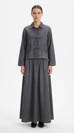 Ensemble Jupe Denim Gris Deux Pièces – Élégance Décontractée et Esprit Bohème
