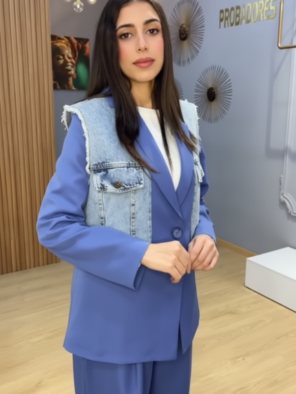 Ensemble Tailleur Bleu et Denim Deux Pièces – Look Hybride et Audace Urbaine