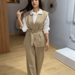 Ensemble Tailleur Gilet Beige Deux Pièces – Élégance Structurée et Style Superposé