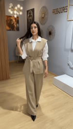 Ensemble Tailleur Gilet Beige Deux Pièces – Élégance Structurée et Style Superposé