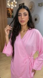 Ensemble Rose Deux Pièces Cache-Cœur – Douceur Soyeuse et Féminité Absolue