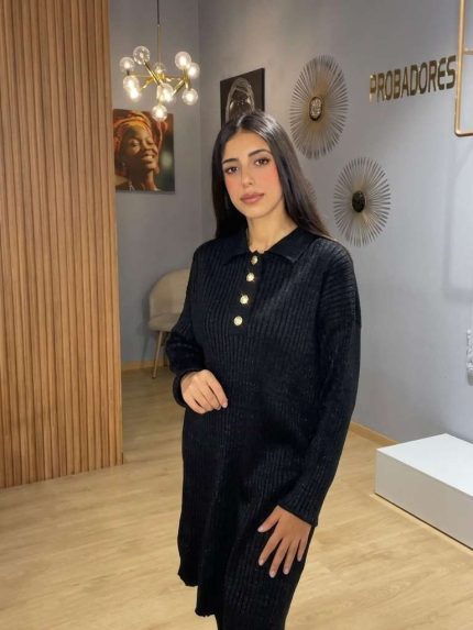 L'Indispensable Noir en Deux Pièces Revisitez les classiques avec notre superbe ensemble noir deux pièces, une tenue qui incarne la sobriété élégante par excellence. Le noir, couleur intemporelle de la sophistication, vous assure une silhouette affinée et une prestance impeccable en toute circonstance. Conçu pour la femme marocaine à la recherche d'un vêtement à la fois pudique, moderne et extrêmement polyvalent, cet ensemble est idéal pour vos journées de travail, vos sorties citadines ou vos moments de détente à Nador. Un Design Structuré et un Confort Absolu Cet ensemble complet se distingue par sa fluidité et ses détails contrastants qui apportent une touche de lumière à la tenue : Tunique Longue Boutonnée : Le haut de cet ensemble noir deux pièces est une tunique ample à manches longues dotée d'un col classique. Elle se démarque par sa boutonnière partielle à l'avant, ornée de gros boutons nacrés ou métalliques qui structurent visuellement la pièce et lui donnent un cachet "couture". Pantalon Large Assorti : Le bas complète parfaitement la tenue avec une coupe droite et très ample (wide leg). Fluide et léger, il accompagne vos mouvements avec grâce tout en garantissant une couvrance totale et un confort optimal. Matière Douce et Qualitative : Confectionné dans un tissu souple au tombé impeccable, cet ensemble offre une sensation de douceur sur la peau et une allure soignée qui ne se froisse pas facilement. Comment porter votre Ensemble Noir Deux Pièces ? La force de cet ensemble noir deux pièces est sa capacité à s'adapter à toutes vos envies de stylisme. Pour un look de jour urbain et dynamique, associez-le à une paire de baskets blanches (comme sur la vidéo) pour faire écho à la clarté des boutons. Pour une allure plus sophistiquée de type "Working Girl", optez pour des mocassins en cuir ou des bottines à talons. Vous pouvez également multiplier vos looks en séparant les pièces : portez la tunique longue avec un jean bleu classique pour un style décontracté, ou associez le pantalon noir large à un chemisier coloré pour un contraste élégant !